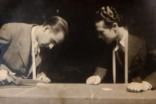 Foto del fundador Luis Aguirre trabajando en la primera sastrería fundada en 1943