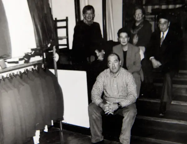 Fotografía de la familia Aguirre en la tienda y sastería en los años 80 cuando empezaron a enfocar en la ropa de trabajo y el vestuario laboral.